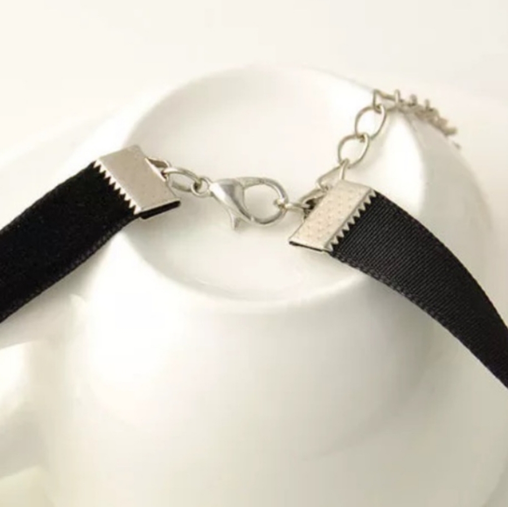 Black Heart Choker Necklace - Picture 4 of 4